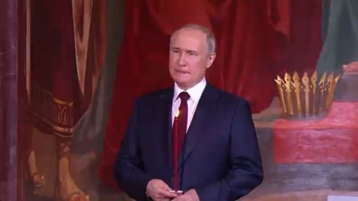 Gurning Putin se muerde el labio en la misa de medianoche en Moscú