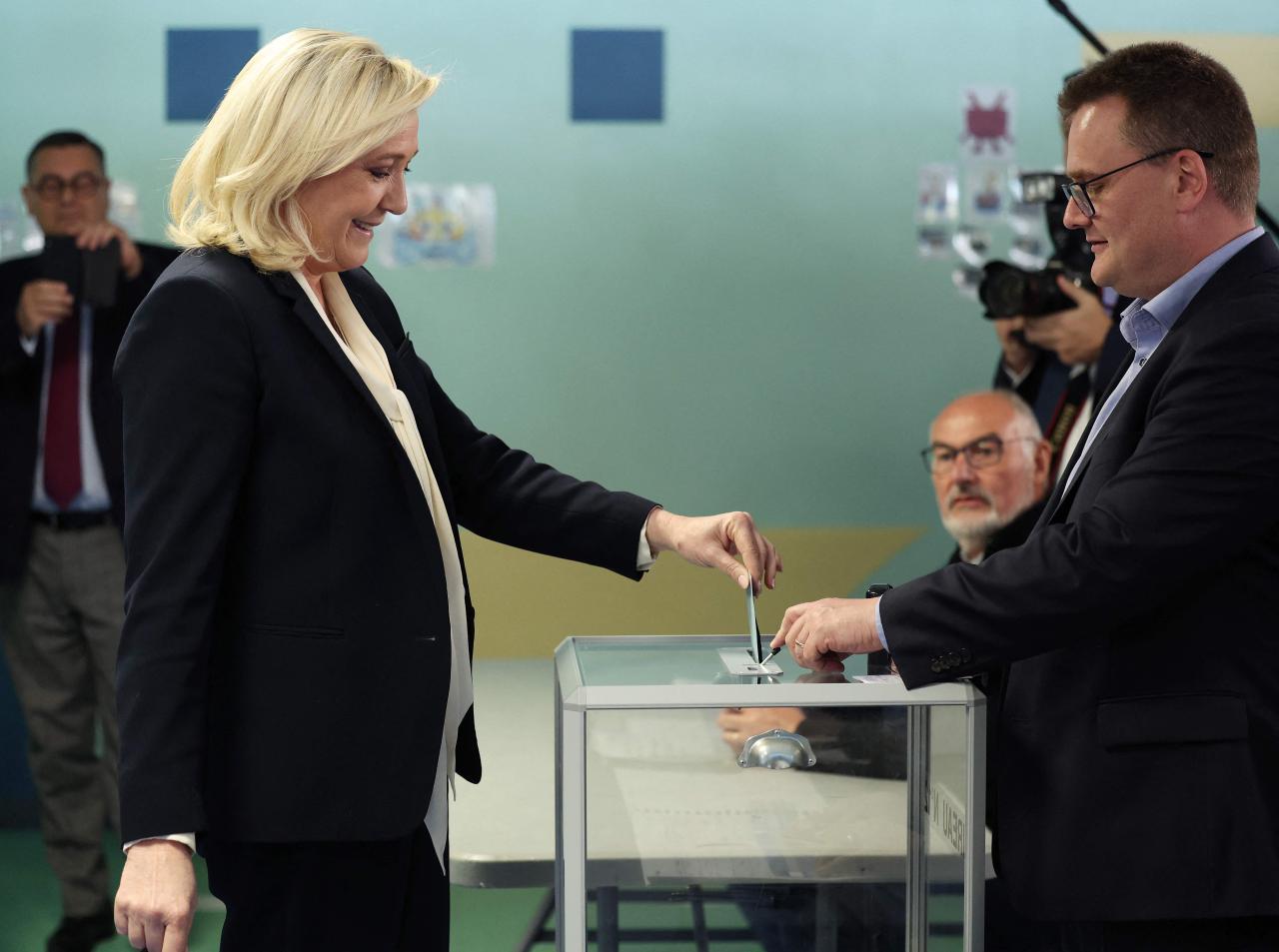 Marine Le Pen, vista hoy emitiendo su voto, está en las dos últimas elecciones presidenciales en Francia