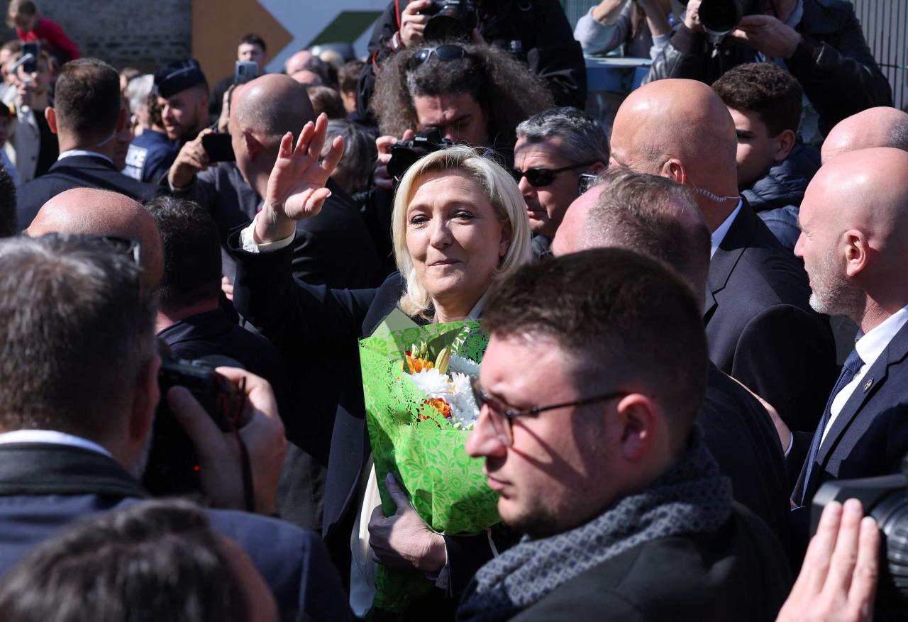 La candidata presidencial Marine Le Pen saludó al salir del colegio electoral
