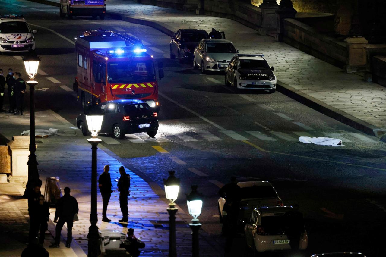 La policía está investigando la escena del tiroteo donde dos personas fueron asesinadas a tiros por la policía de París