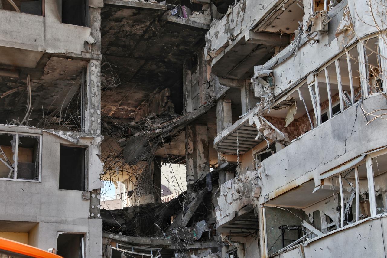 El bloque de apartamentos muestra los daños causados ​​por un ataque con misiles rusos en Odesa, en el sur de Ucrania.