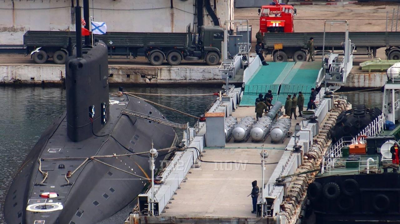 Hace cuatro días, se vio cómo se cargaban los misiles Kalibr en un submarino en Sebastopol.