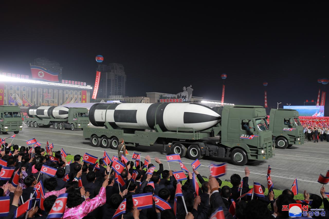 El misil Pukguksong-5 presentado en la fiesta el lunes por la noche.