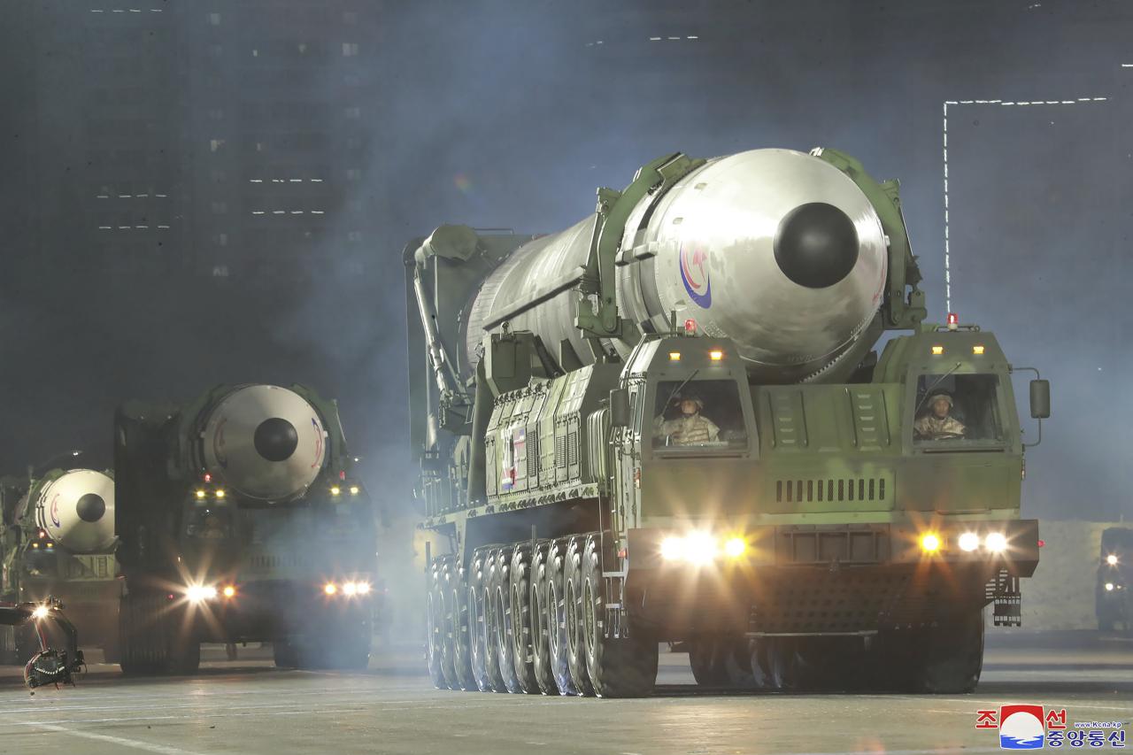 Corea del Norte presentó el nuevo misil balístico intercontinental Hwasong-17 durante el desfile.