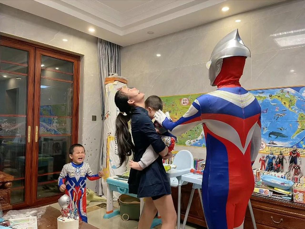 Ambos hijos comenzaron a llorar cuando ingresó al superhéroe Ultraman.