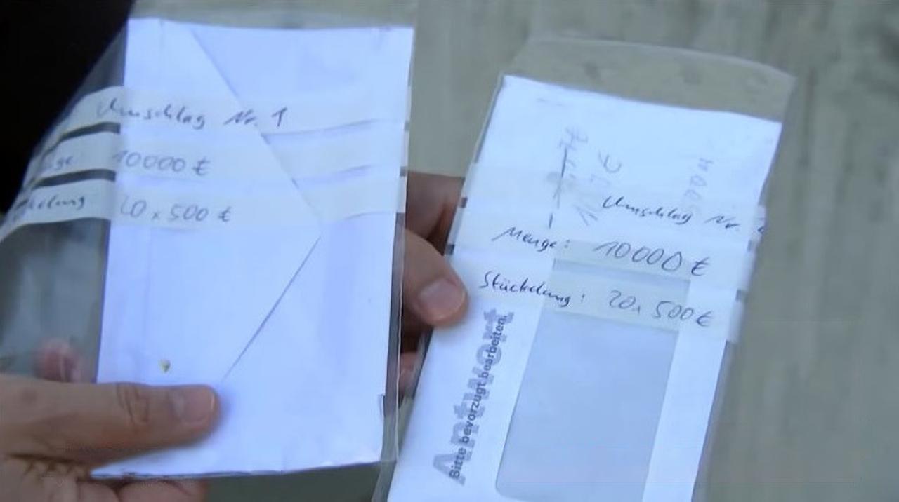 El director de vivienda social llevó los sobres a la policía, donde descubrieron aún más dinero en efectivo