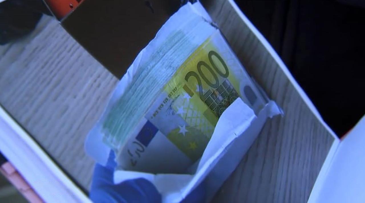 El hombre de 50 años encontró un sobre lleno de billetes de 100 euros