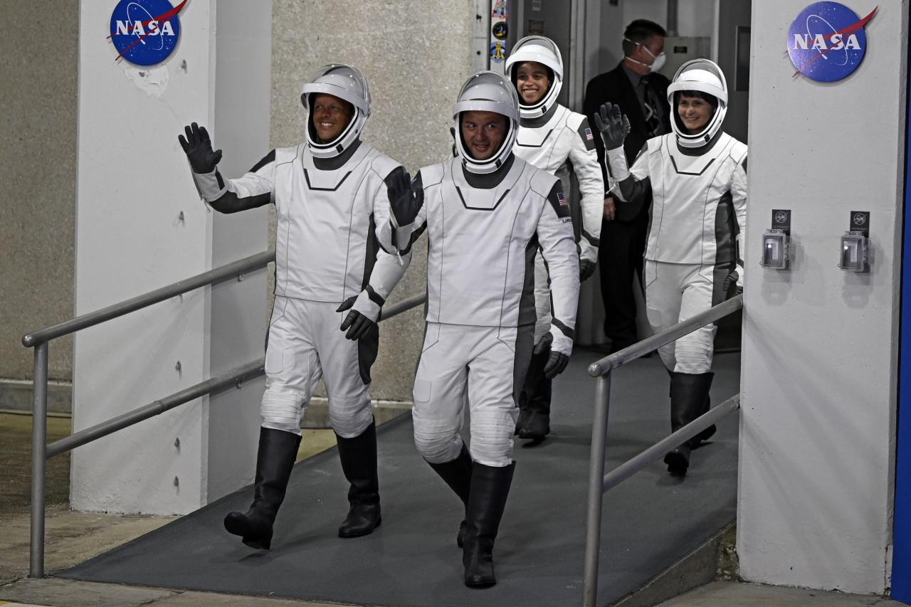 El equipo Crew-4 está formado por (de izquierda a derecha) Bob Hines, Kjell Lindgren y Jessica Watkins de la NASA;  y Samantha Cristoforetti de la ESA
