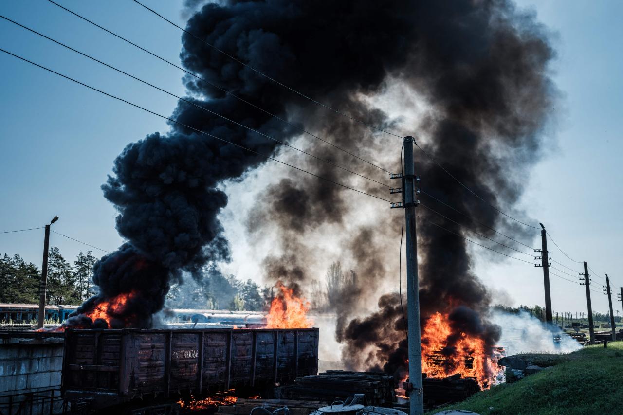 Un vagón de ferrocarril arde después de disparar cerca de la estación de tren de Lyman, en el este de Ucrania.