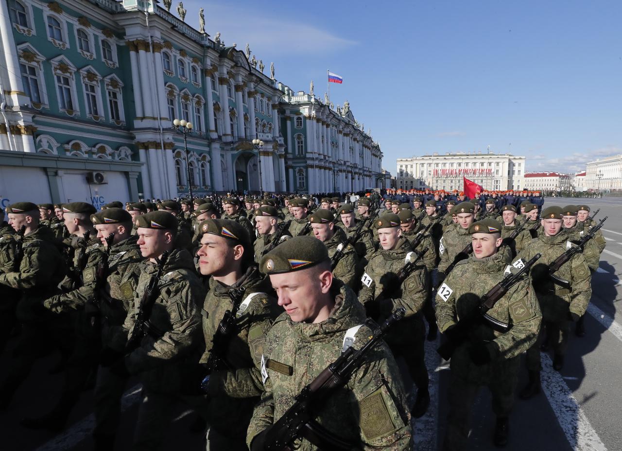 Los cadetes militares rusos se preparan para el desfile del Día de la Victoria en San Petersburgo, Rusia