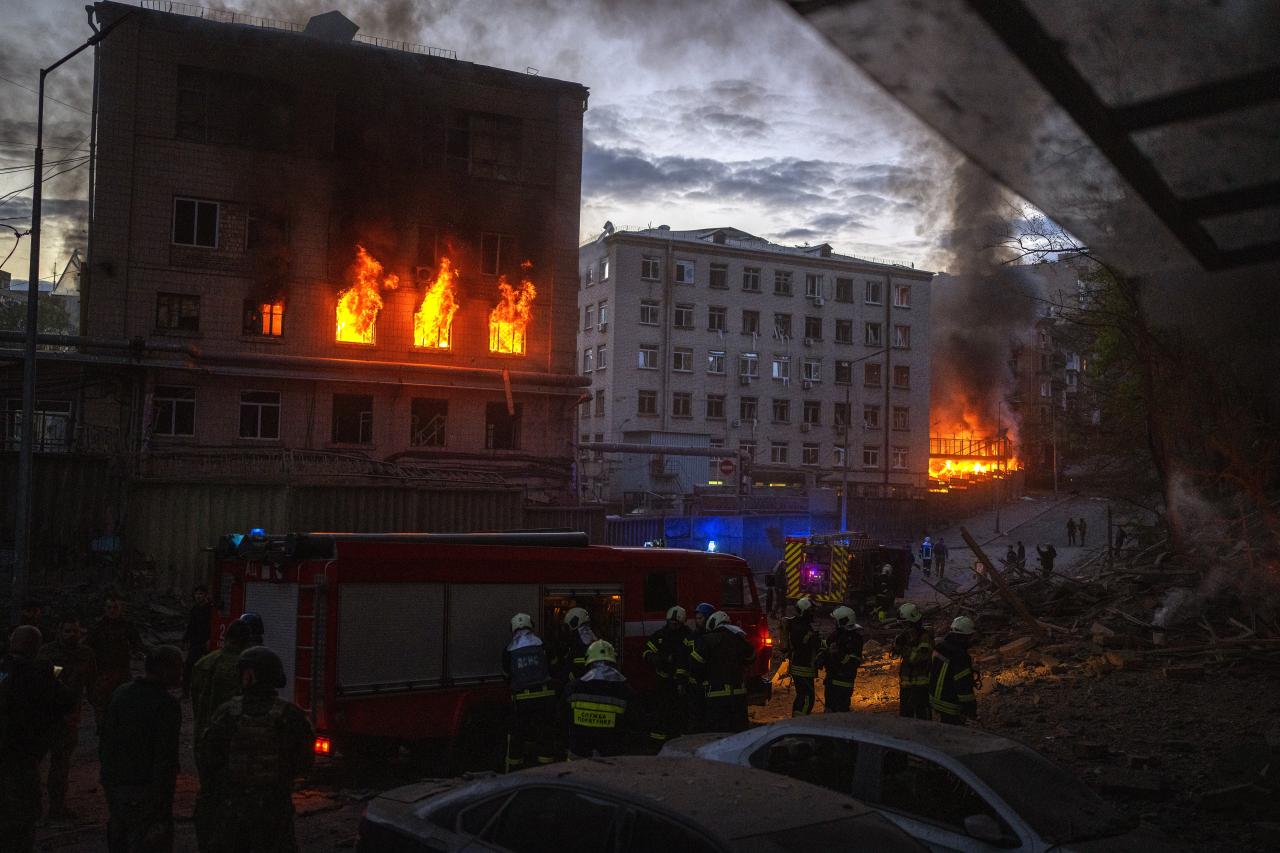 Los servicios de emergencia tratan de contener el fuego tras el brote en Kiev