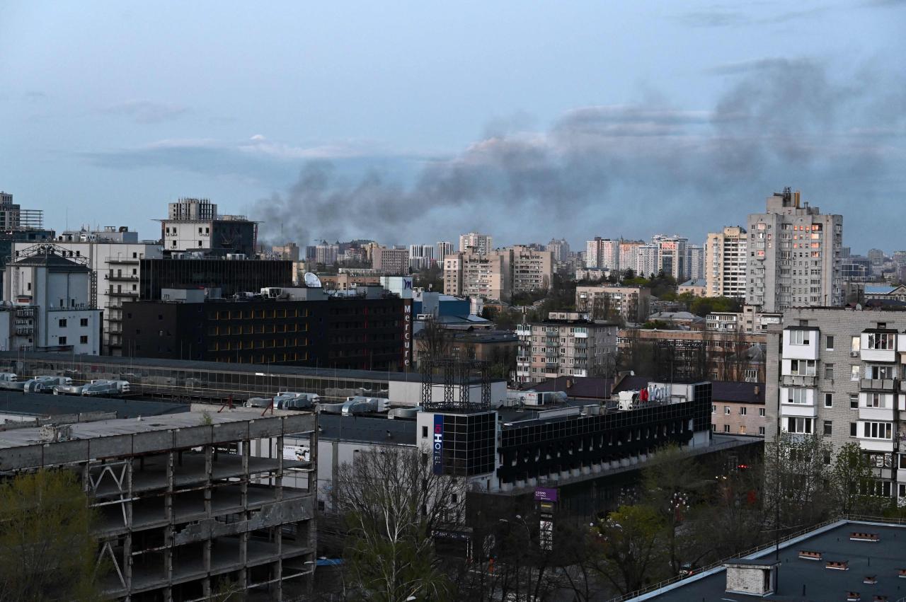 El humo se eleva después de un ataque con cohetes en Kiev anoche