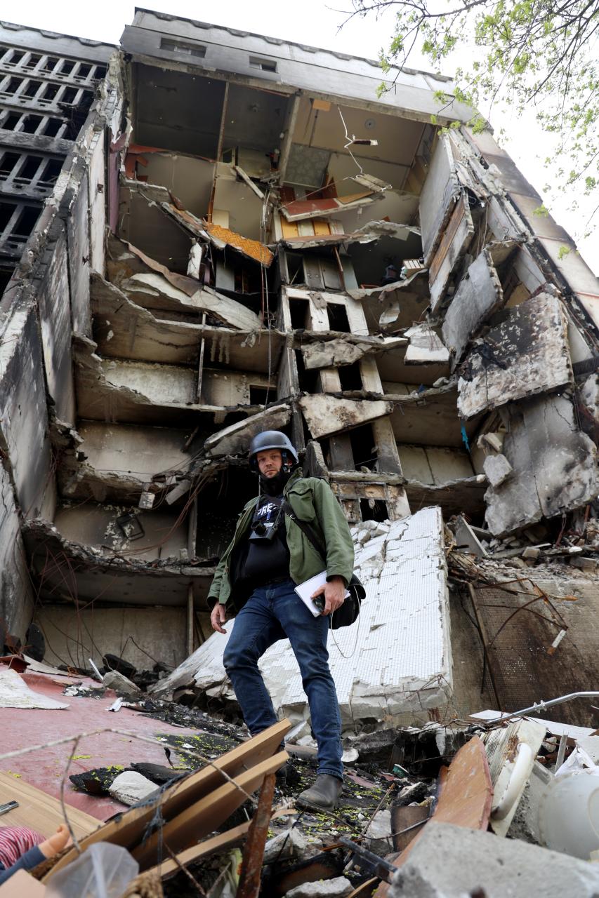 Estuvimos presentes durante un bombardeo masivo con cohetes y artillería que mató al menos a tres personas. En la imagen: Jerome Starkey del Sun.