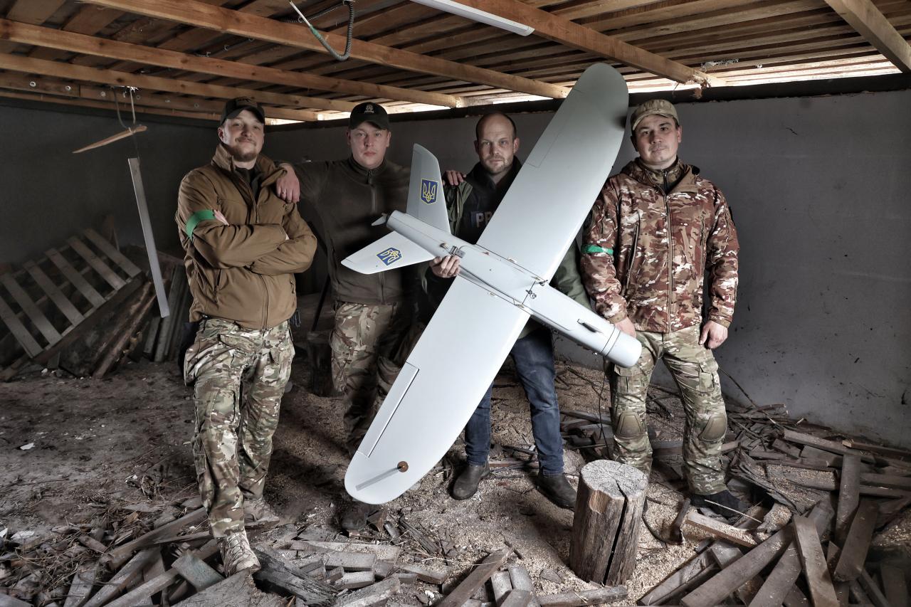 The Sun tiene acceso exclusivo para unirse al equipo ucraniano que lanza su dron Lelek al espacio aéreo ruso desde una catapulta todos los días.
