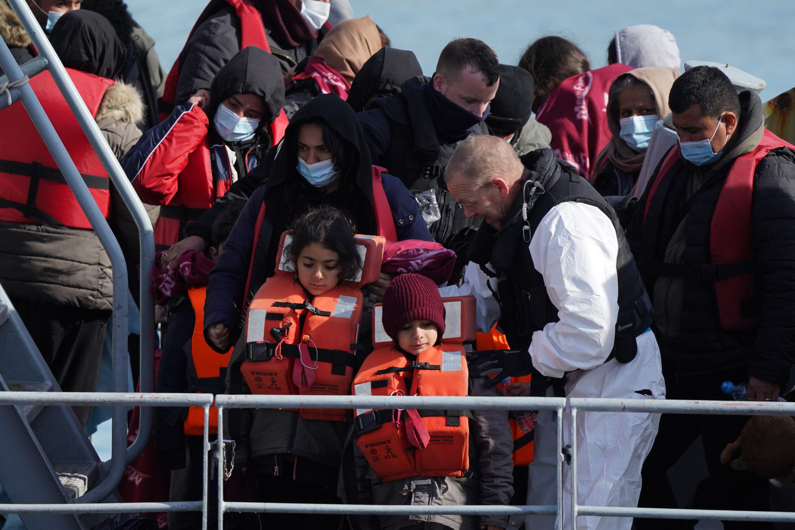 Según el Ministerio de Defensa, 255 migrantes en el Canal de la Mancha fueron interceptados por la Marina y las fuerzas fronterizas el sábado.
