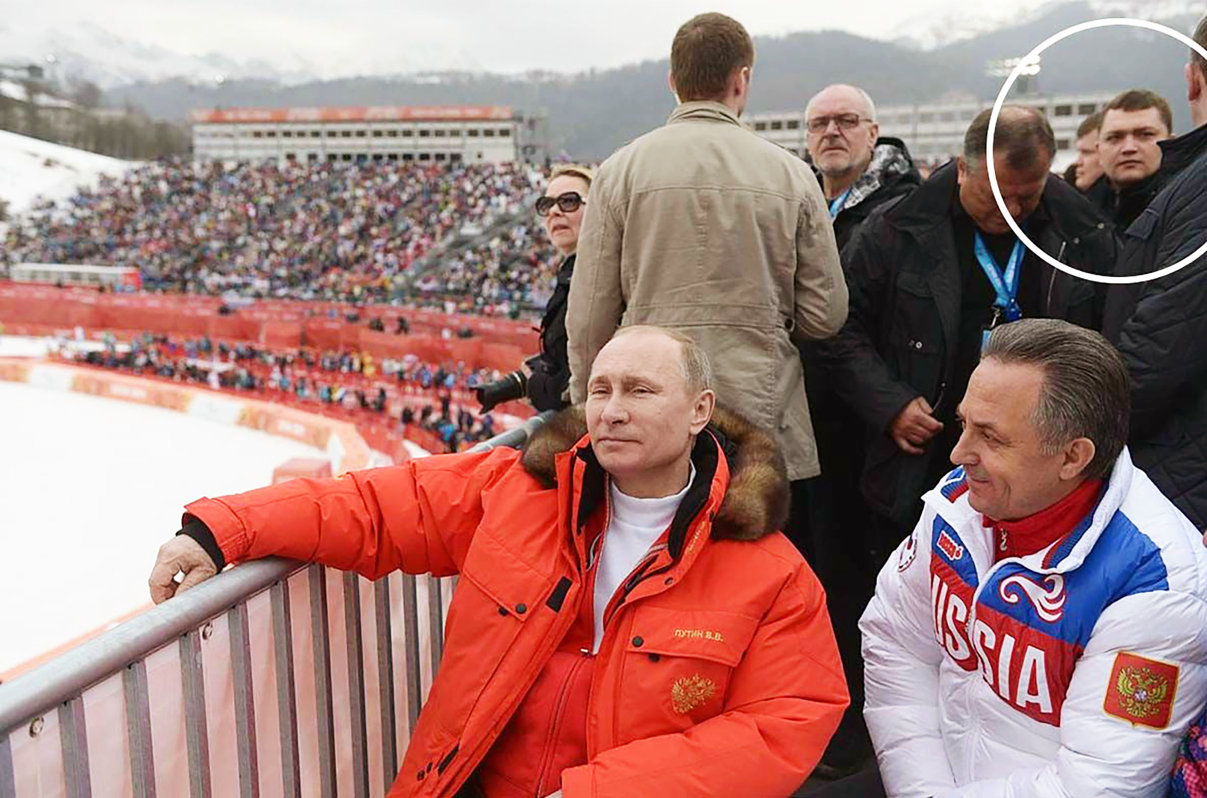 Putin visitó los Juegos Paralímpicos de 2014 mientras que Alexey Detailsov (marcado) se puede ver al fondo.
