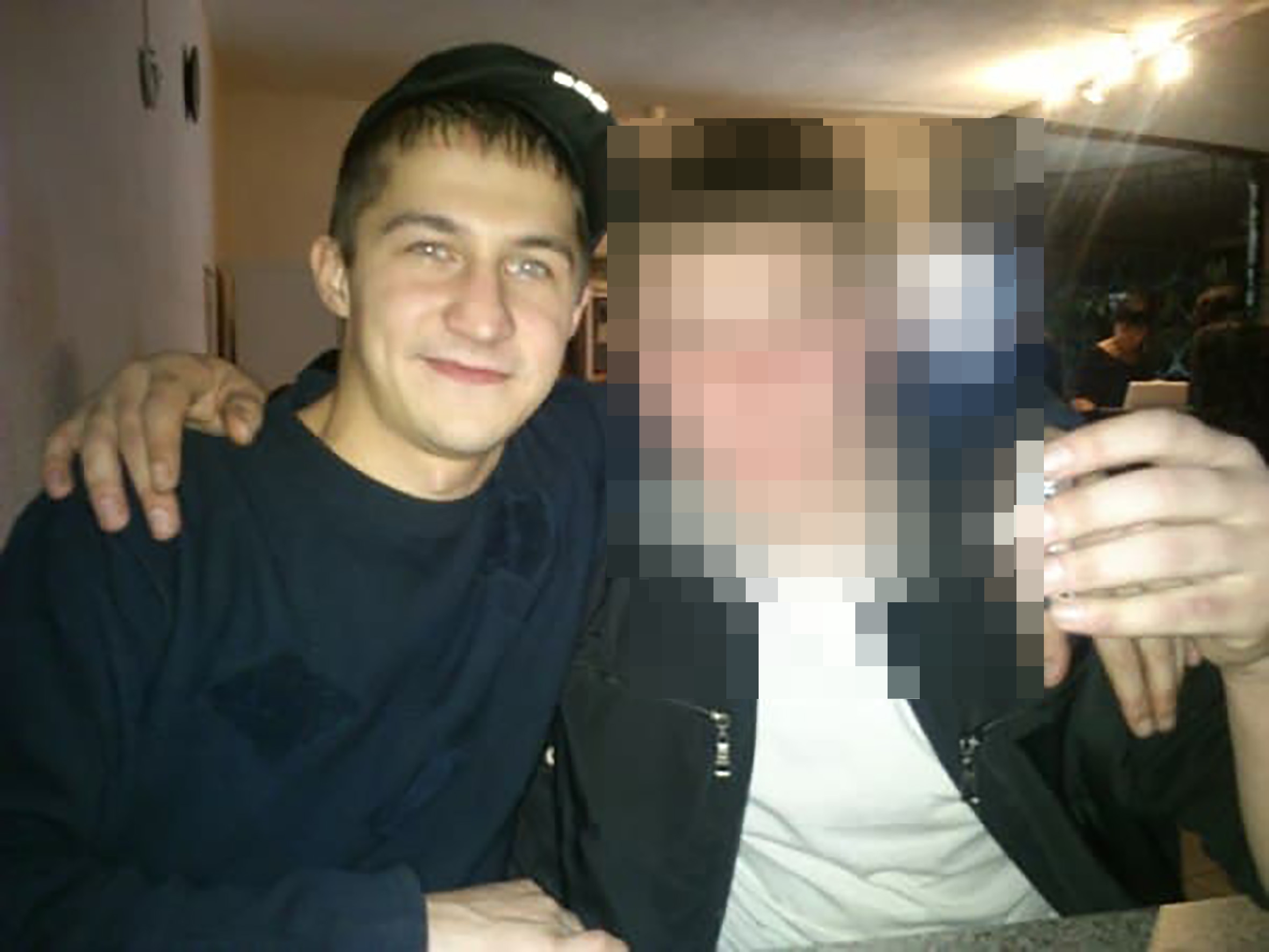 Oleg Sviridov, a la izquierda, se vio obligado a cavar su propia tumba por su amigo después de encontrar imágenes de abuso sexual de su hija.
