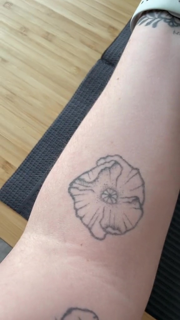 Mujer quería tatuarse poder suave en su antebrazo pero terminó con