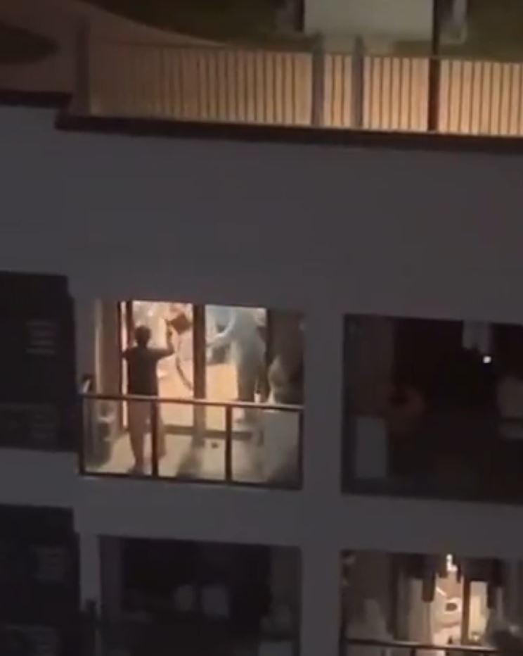El aterrador video muestra el momento en que los policías de materiales peligrosos secuestran a un hombre de su apartamento.