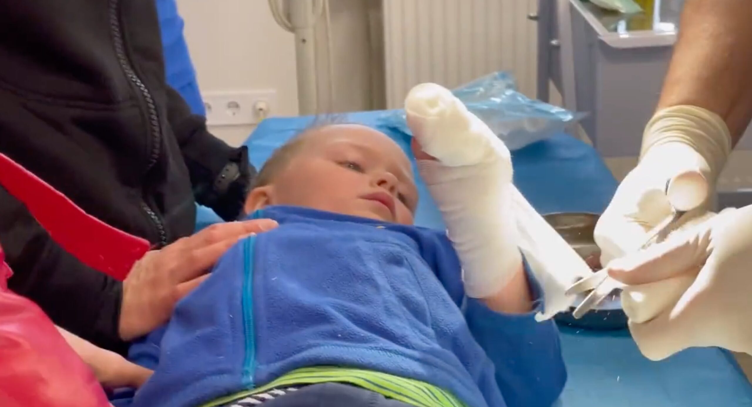 Se vio al pequeño Artyom tratando una herida en la mano después de que un cohete ruso impactara en Lviv, en el oeste de Ucrania.