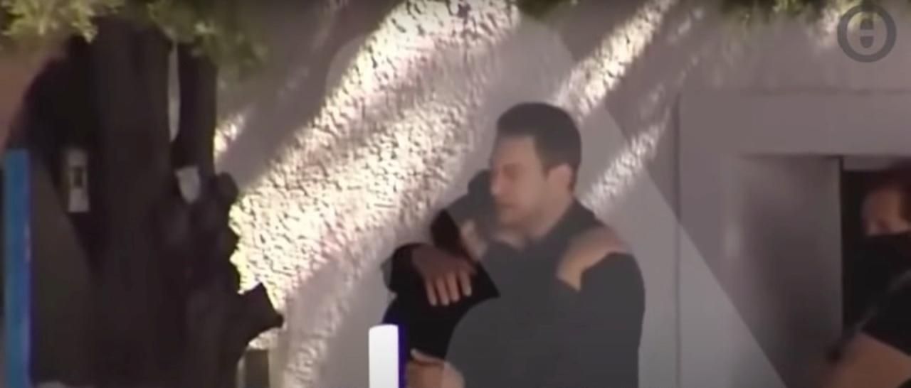 En la foto, Babis estaba abrazando a la mamá de Caroline en su funeral.