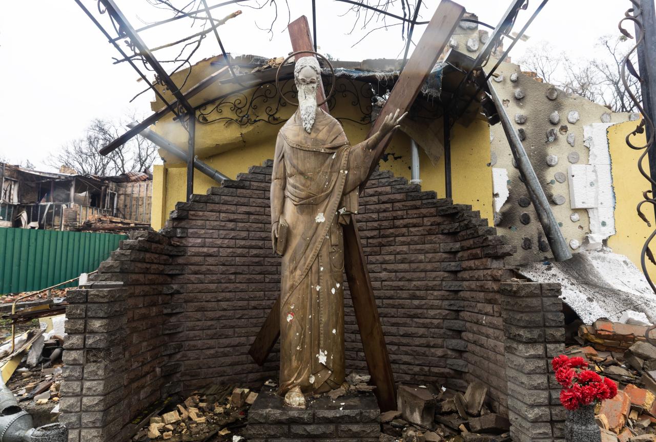Una iglesia bombardeada en Gorence, Ucrania