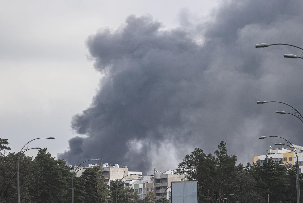 El humo se eleva sobre el distrito Darnitsky de Kiev después del ataque aéreo ruso