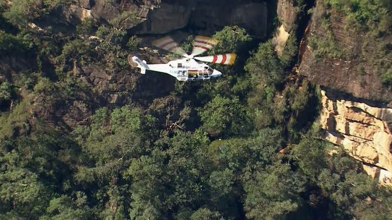 Los rescatistas usaron dos helicópteros para llegar a las víctimas en las Montañas Azules de Australia.