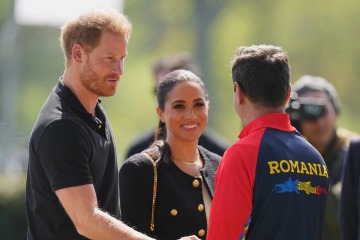 Harry y Meg dan la bienvenida a los atletas el primer día de los Juegos Invictus después de las charlas en el Palacio