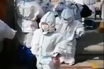 Las imágenes muestran a niños en Shanghái vistiendo trajes HAZMAT durante un bloqueo violento