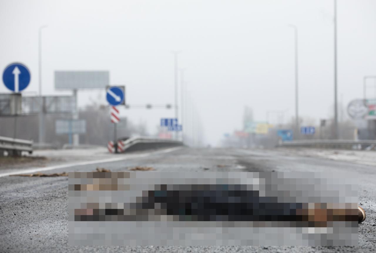 Se puede ver a un civil muerto en una carretera a 12 millas de Kiev
