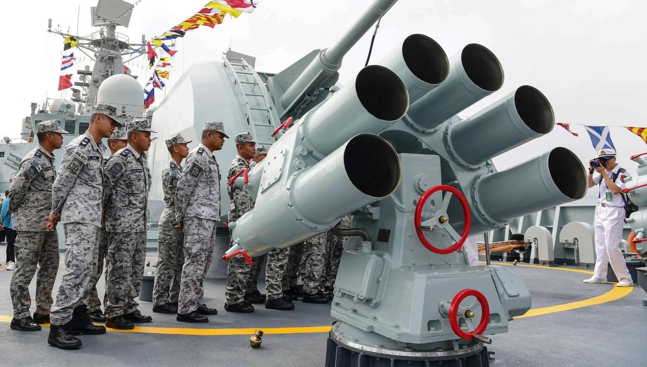 Marineros tailandeses visitando el destructor de misiles chino Guangzhou