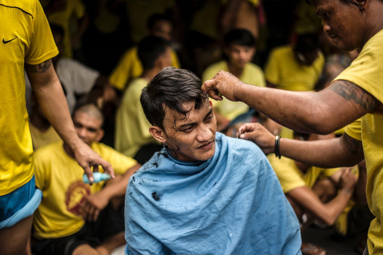 Un recluso se corta el pelo en una cárcel con 3.800 hombres