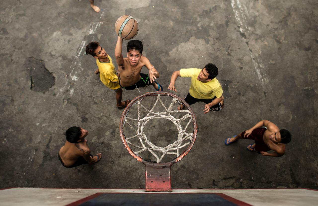En un raro momento de alegría, los reclusos juegan baloncesto en la prisión de Quezon City