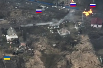 Momentáneamente, el tanque ucraniano ataca TODO el convoy ruso y destruye varios vehículos