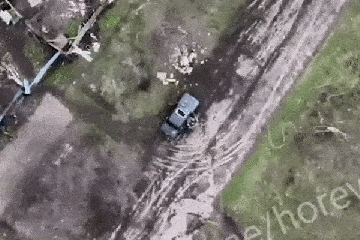 Un dron bomba vuela en los techos corredizos del vehículo de los rusos, obligándolos a huir.