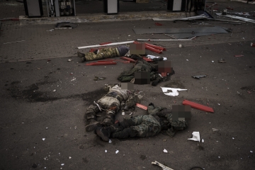 Cuerpos de soldados rusos apilados en Z mientras Ucrania expulsa a las tropas de Kharkiv