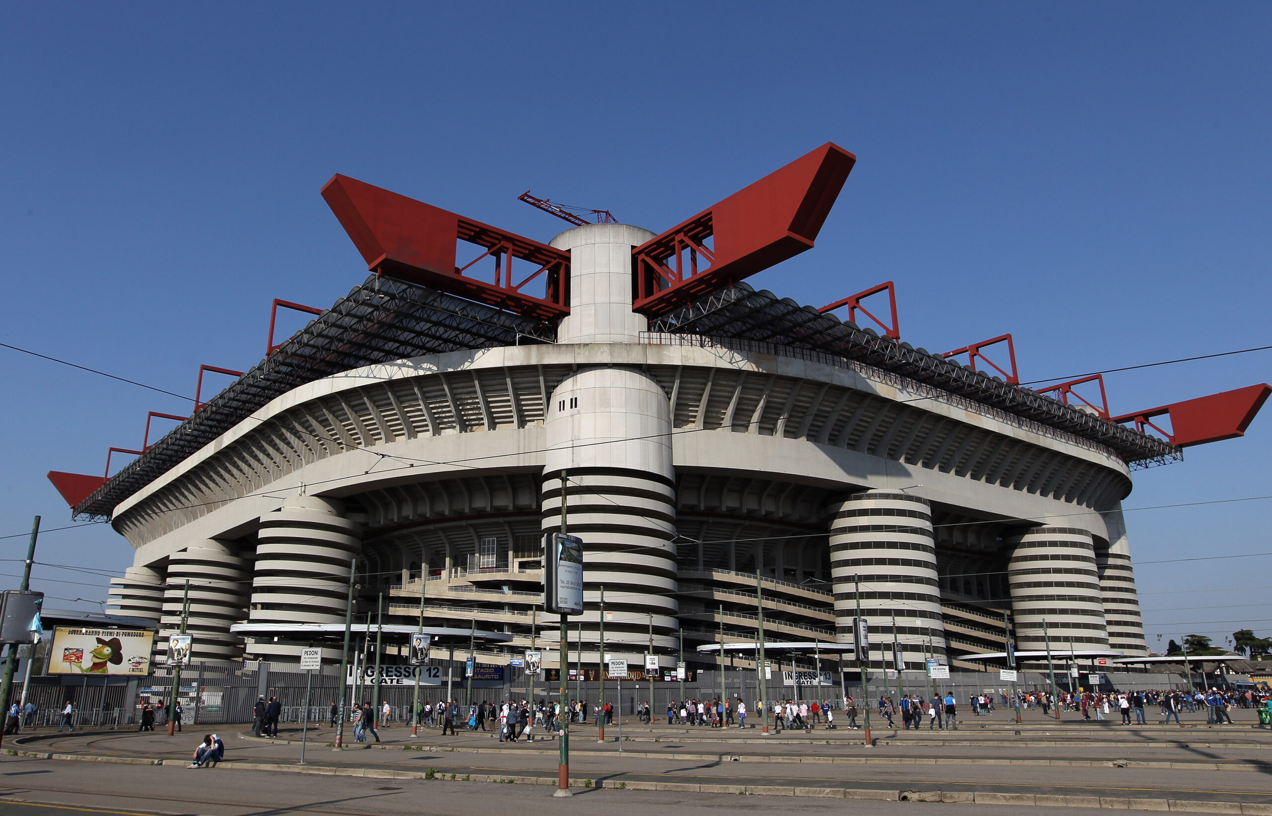 The Illusion es un video de fanáticos saliendo del estadio San Siro en Italia, el hogar del club de fútbol AC Milan.