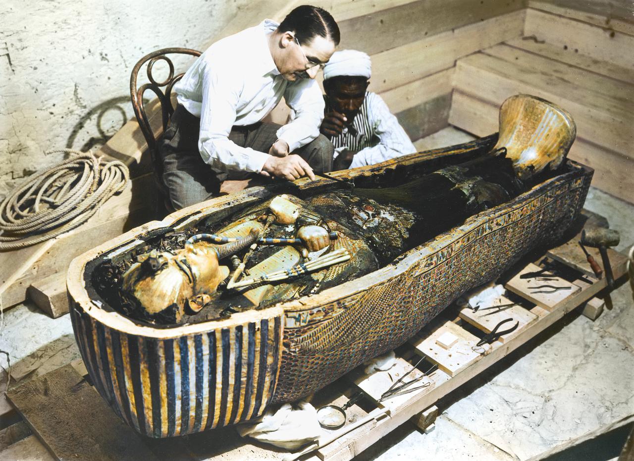 Howard Carter quita los aceites del ataúd de Tutankamón.  Arqueólogo británico descubrió la tumba del faraón en 1922.