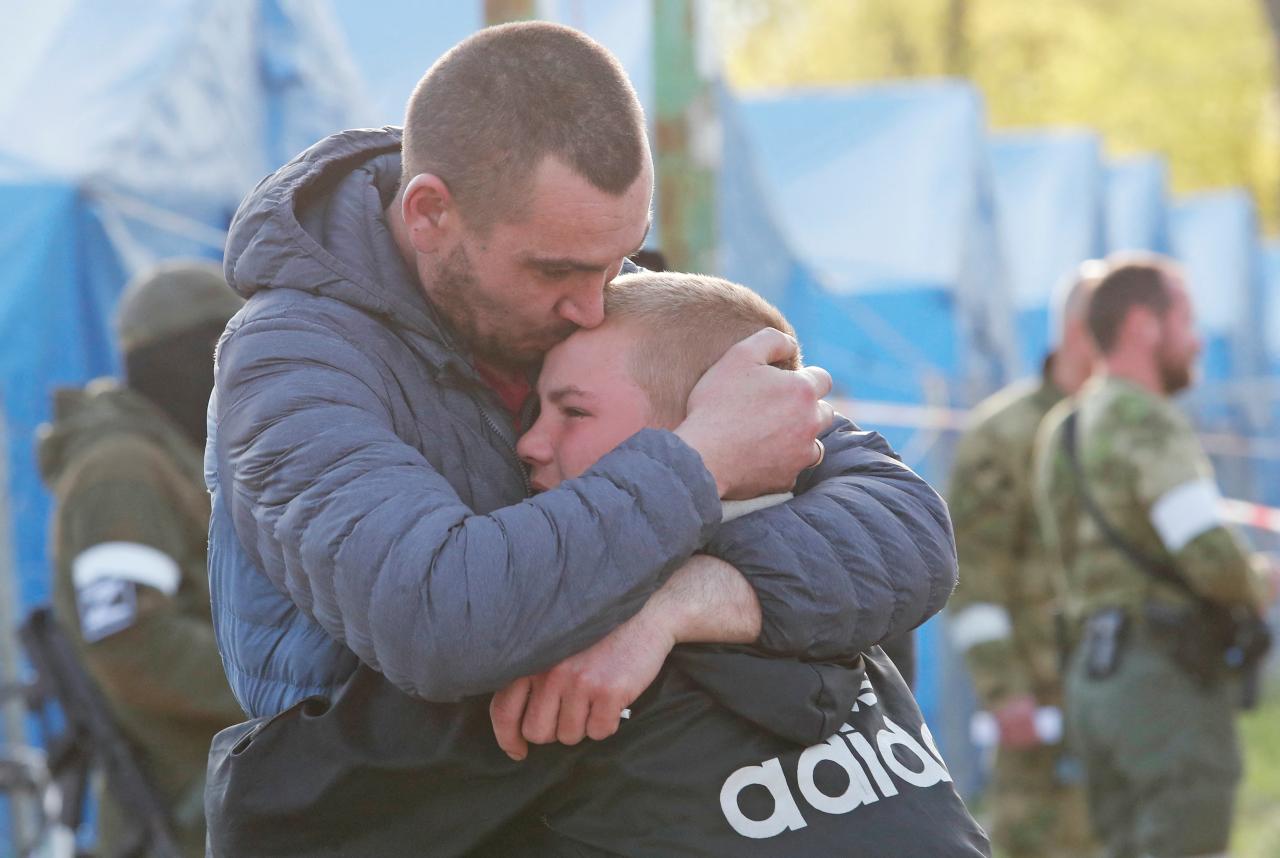 Un trabajador de la ferretería Azovstal Maxim abraza a su hijo