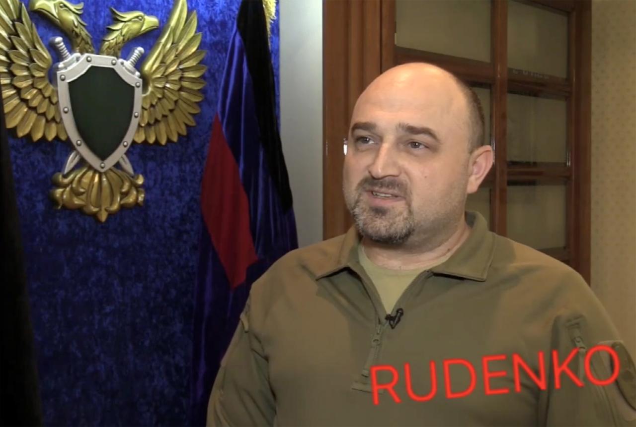 El sonriente fiscal de la DPR, Andrei Spivak, habla con el equipo de televisión.
