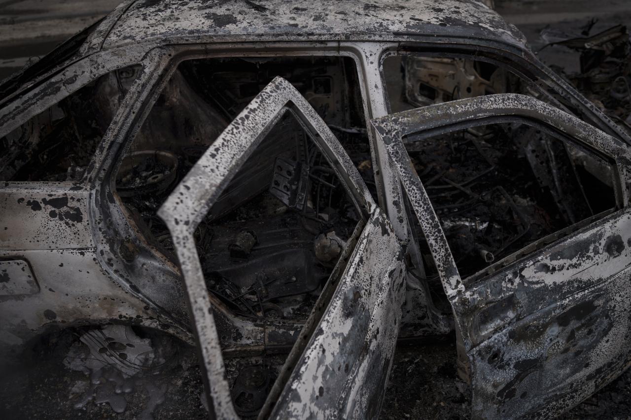 Las fuerzas ucranianas encontraron un automóvil quemado con los cuerpos adentro cuando recuperaron un pueblo cerca de Kharkiv.