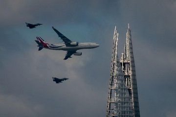 Los jets de la RAF que escoltan un avión sobre Londres causan pánico, pero hay una explicación