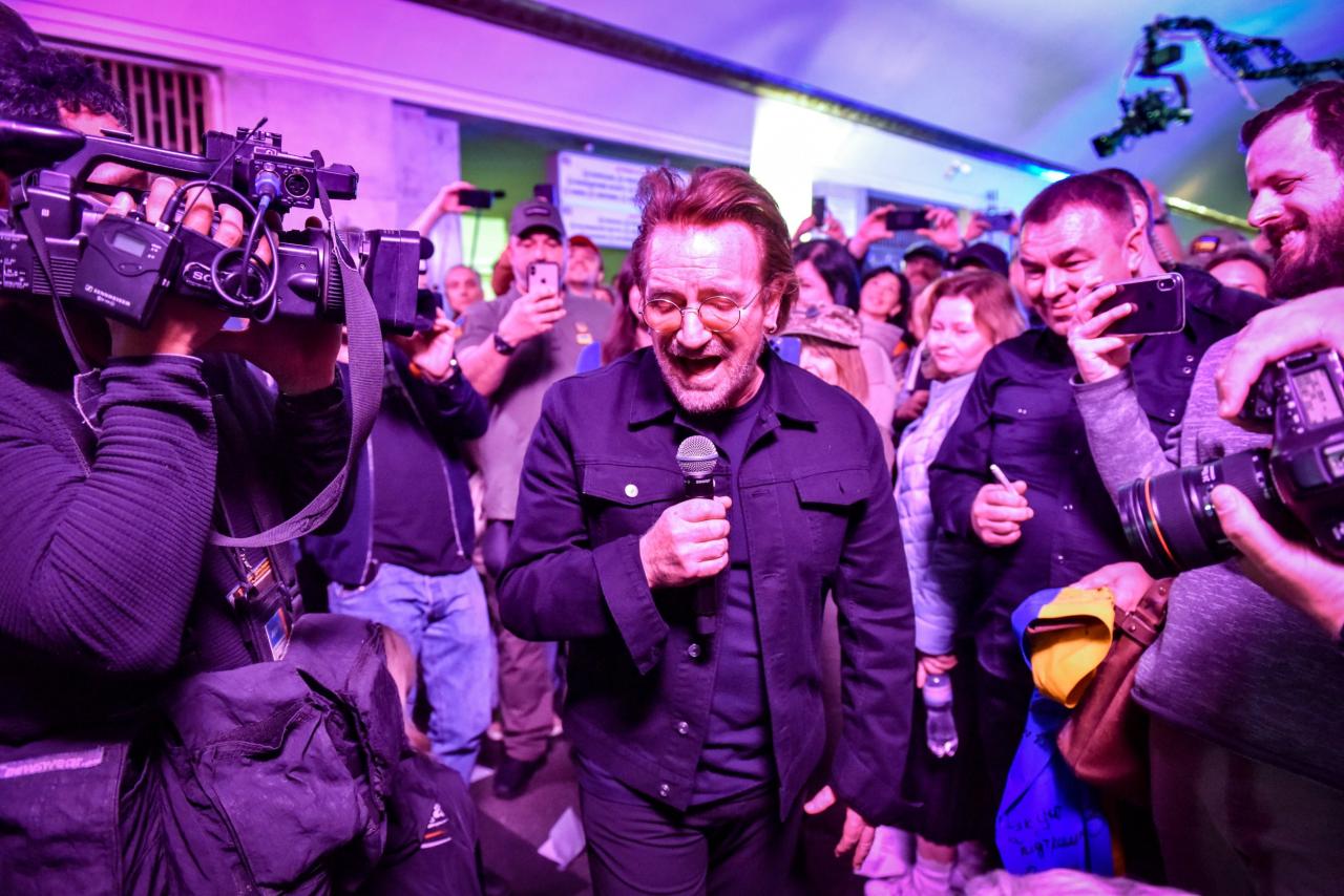 Bono cantó por la paz en concierto sorpresa