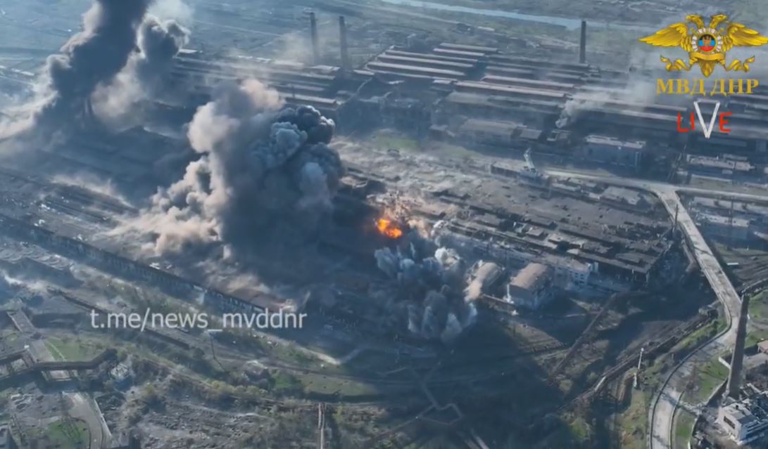 Las imágenes dramáticas muestran la fundición de Azovtsal destruida por las fuerzas rusas.