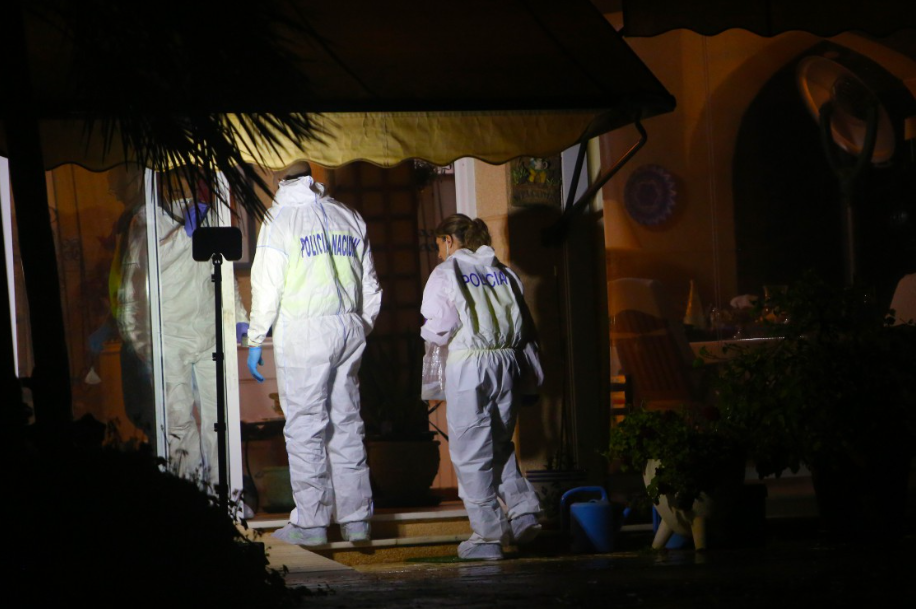 El cuerpo de la víctima fue encontrado el miércoles poco después de las 6:30 p.m. luego de que la policía fuera llamada a la propiedad en Elche, cerca de Alicante.