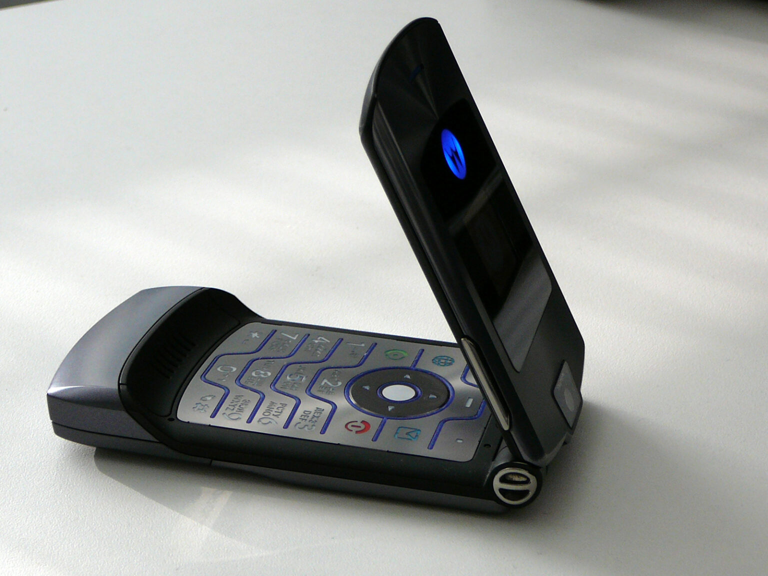 El Motorola Razr REGRESA como un teléfono icónico de los años 2000 para ...
