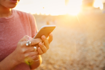 Por qué NUNCA debes guardar tu iPhone en una funda cuando hace calor