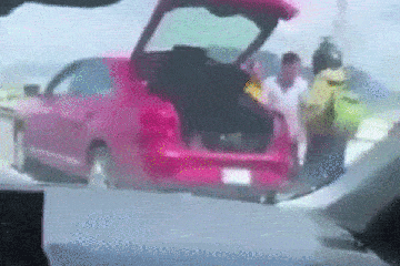 Momento en que un conductor de Uber Eats de 26 años es arrojado del puente por un conductor en una fila impactante