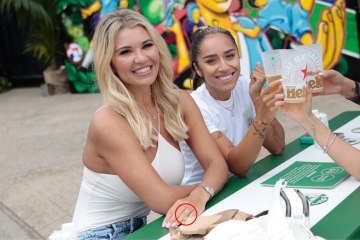 Christine McGuinness abandona su anillo de bodas mientras ve ganar a las Leonas